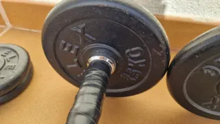 Mueble y 3 pesas diferentes