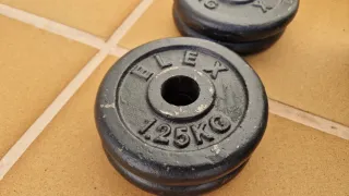 Mueble y 3 pesas diferentes