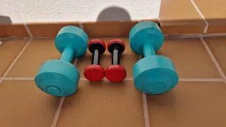 Mueble y 3 pesas diferentes