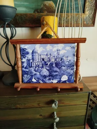 Perchero de pared madera y azulejo Portugal