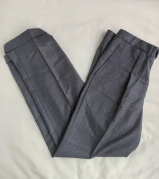 Traje de lana gris con raya roja