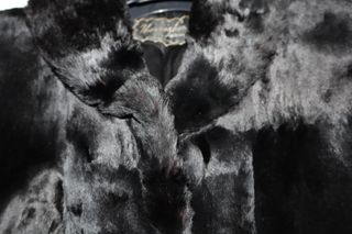 Abrigo de pelo negro