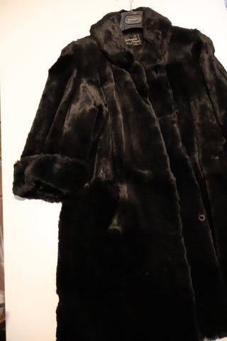 Abrigo de pelo negro