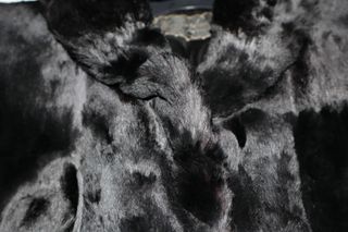 Abrigo de pelo negro