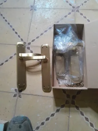 Manivelas doradas para puerta