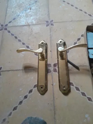 Manivelas doradas para puerta