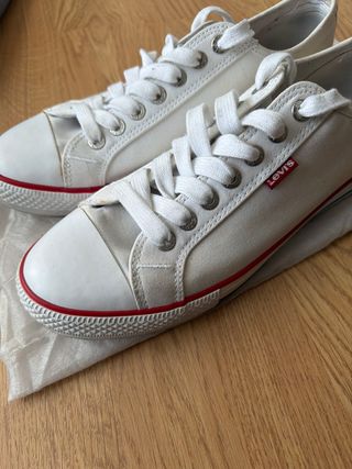 Zapatillas Levi's Blancas con Detalles Rojos