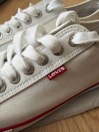 Zapatillas Levi's Blancas con Detalles Rojos