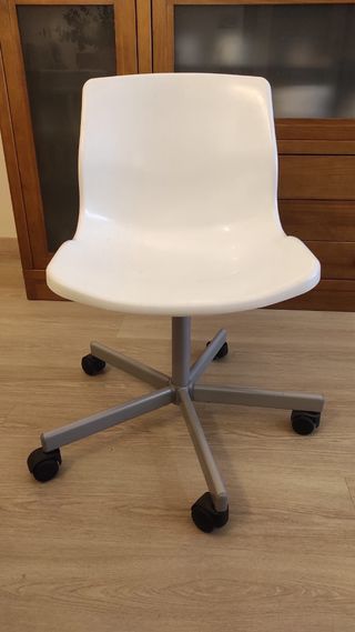 Silla de oficina blanca con ruedas Ikea