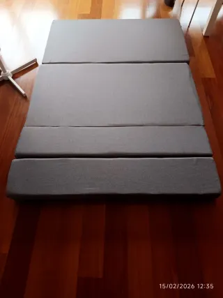 Sofá-cama plegable gris. Desenfundable.