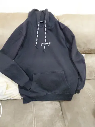 Sudadera negra con cordones