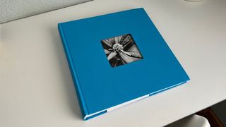 Álbum de fotos azul con ventana