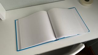 Álbum de fotos azul con ventana