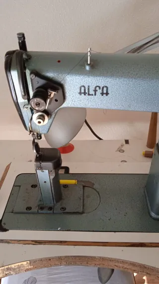 Máquina de coser Alfa 184
