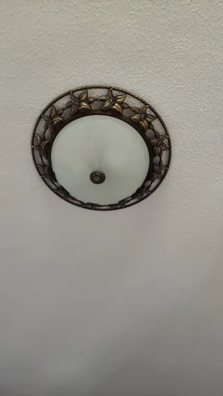 4 Lamparas de techo y 2 de escalera metálicas.