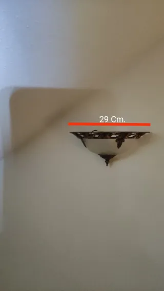 4 Lamparas de techo y 2 de escalera metálicas.