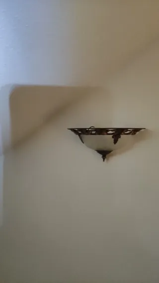 4 Lamparas de techo y 2 de escalera metálicas.