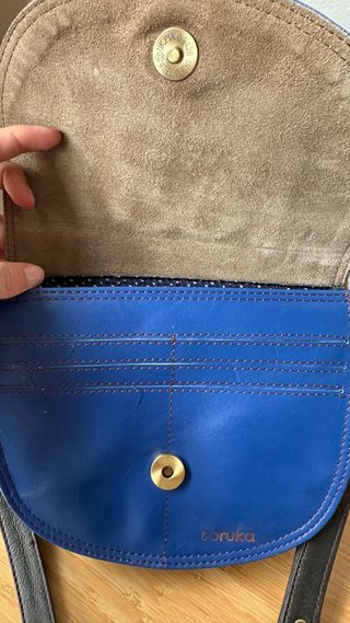 Bolso azul Soruka con flor grabada