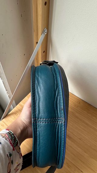 Bolso azul Soruka con flor grabada