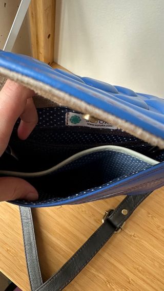 Bolso azul Soruka con flor grabada