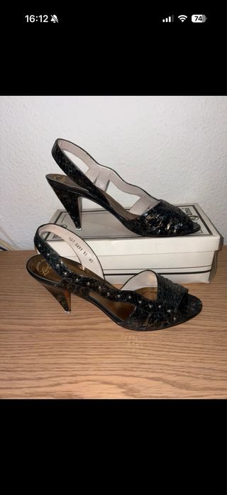 Zapatos de tacón Lucalsax negros y dorados