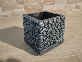 Vaso in cemento con design pietra