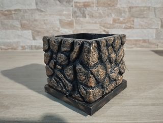 Vaso in cemento con design pietra