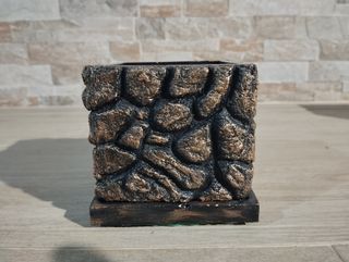 Vaso in cemento con design pietra