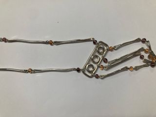 Collar plateado con diseño de mano