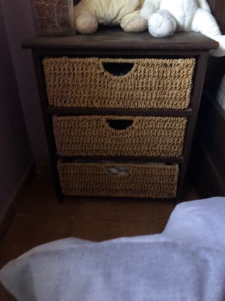 Tavolino da notte o da giardino, con cesti in vimini