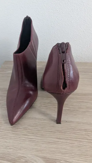 Botines de tacón color vino