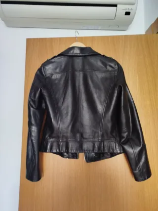 Chaqueta de piel negra