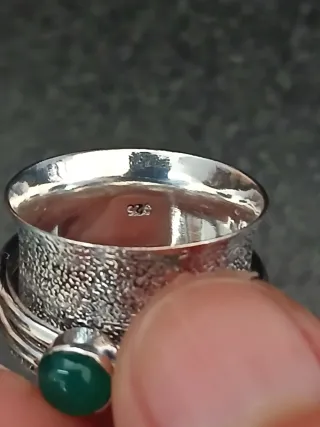 Anel Prateado com Pedra Jade Verde