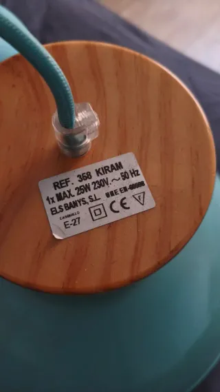 Lámpara colgante impecable, metálica.