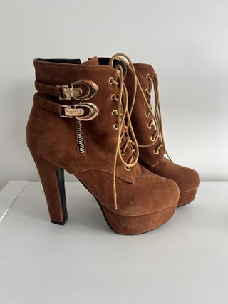Botines Marrones con Cordones y Tacón