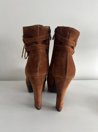 Botines Marrones con Cordones y Tacón