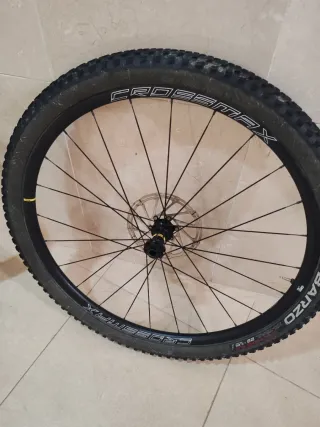 Ruedas Mavic Crossmax 29 Boost disco center look.