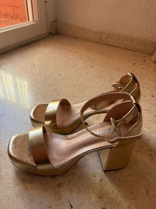 Tacones dorados plataforma y tacón cuadrado