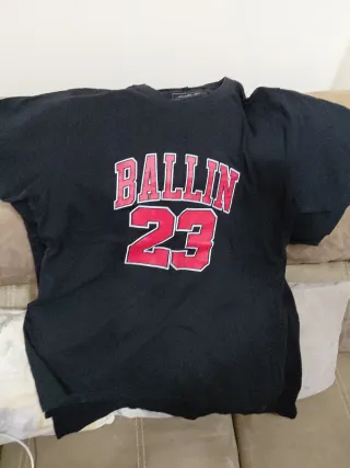 Camiseta Negra con Estampado Baloncesto