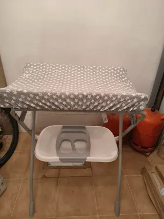 Cambiador plegable con bañera
