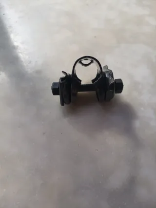 Abrazadera para sillín negra