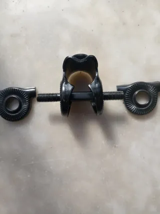 Abrazadera para sillín negra