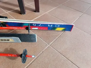 Esquís y bastones de esquí