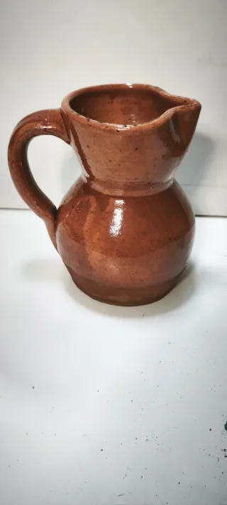 Jarra y jarrillas de cerámica antigua.