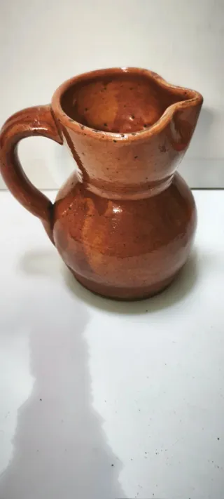 Jarra y jarrillas de cerámica antigua.