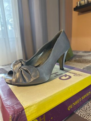 Zapatos de tacón plateados para mujer