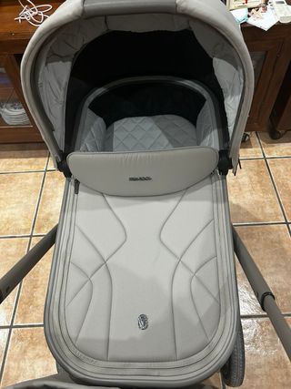 Carro de bebé gris