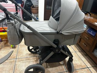 Carro de bebé gris