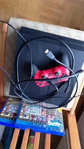 PS4 (PlayStation 4) Negra + Mando Rojo