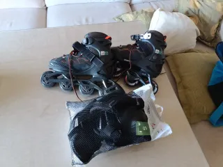 Patines en línea negros con protecciones